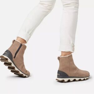 Sorel Women's Kinetic Short Chealse boot waterproof black and tan size 8.5